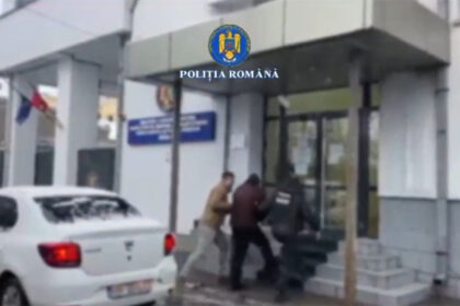 video doi consateni s au luat la cearta in ziua de boboteaza unul a ajuns la spital cu gatul taiat celalalt in arest 695ff3d6b6564
