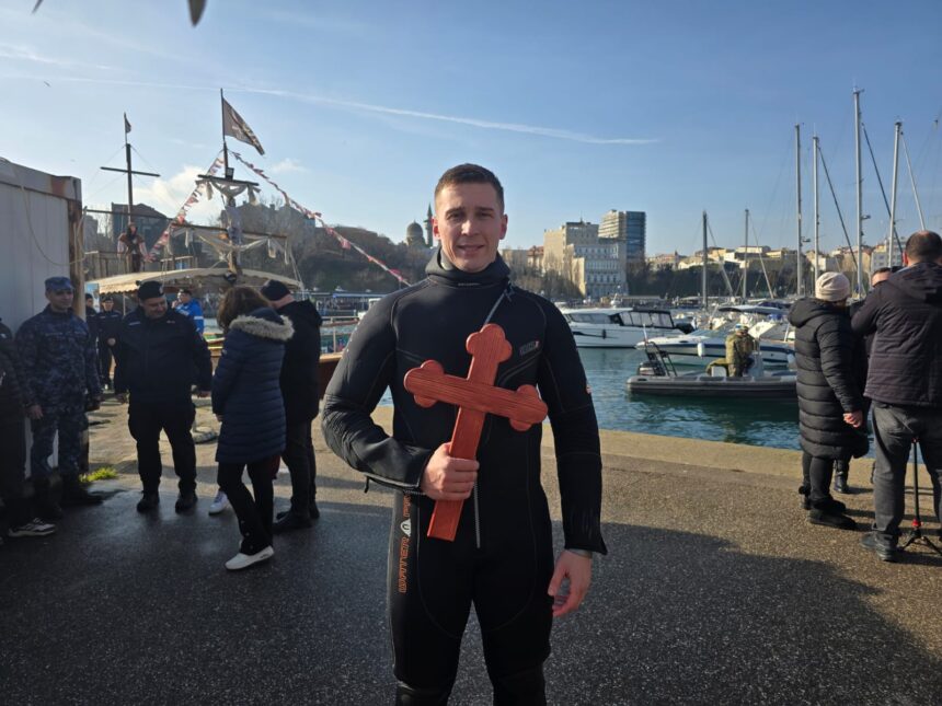 video ei sunt tinerii care au prins crucile aruncate de ips teodosie 695d4da76f649