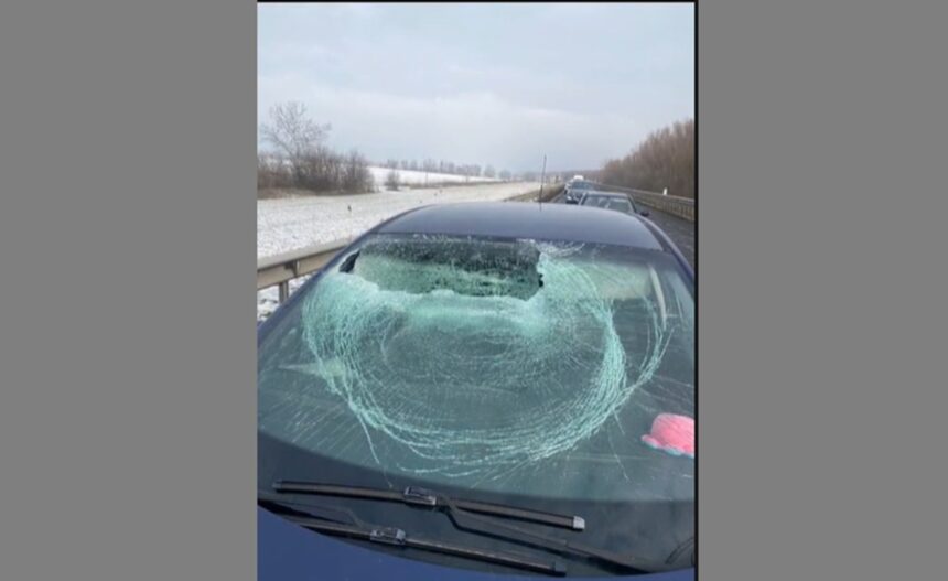 video imagini ca in final destination pe un drum national la un pas de tragedie din cauza unei bucati de gheata 696b47f45fdc7
