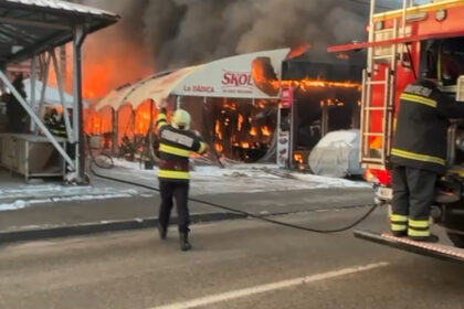 video incendiu puternic in craiova o piata a fost cuprinsa de flacari pompierii intervin cu mai multe autospeciale 696f3ab357d7b