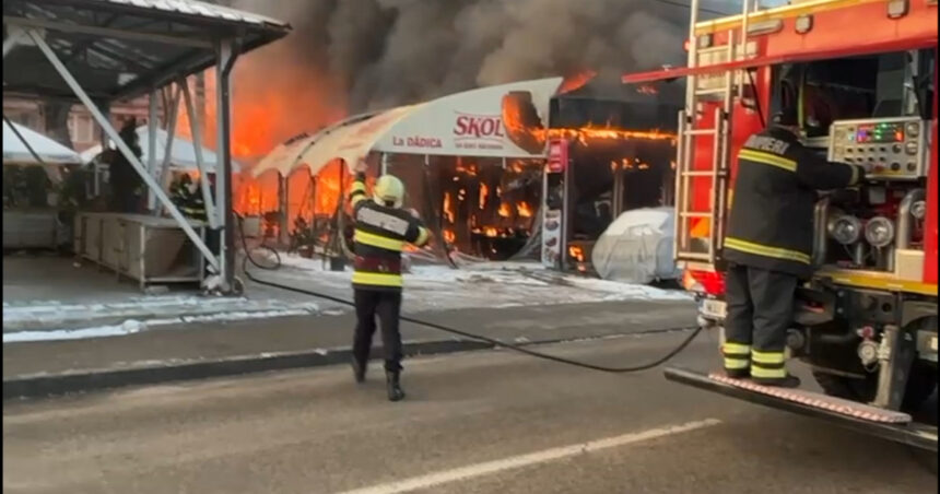 video incendiu puternic in craiova o piata a fost cuprinsa de flacari pompierii intervin cu mai multe autospeciale 696f3ab357d7b
