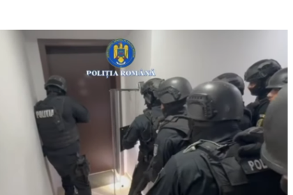 video interventie dramatica femeie sechestrata de fostul iubit in locuinta alaturi de copilul de un an vezi aici momentul in care trupele speciale intra peste barbat 69750f14129d1