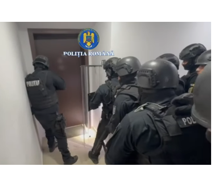 video interventie dramatica femeie sechestrata de fostul iubit in locuinta alaturi de copilul de un an vezi aici momentul in care trupele speciale intra peste barbat 69750f14129d1