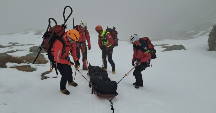 video interventii la foc continuu din partea salvamontistilor apel pentru turistii care vor sa urce pe munte 696364599dc86