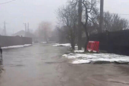 video inundatii la targu jiu localnicii acuza autoritatile primarul are varianta sa au iesit sa stranga cand au venit televiziunile 695d55ce3e2d3
