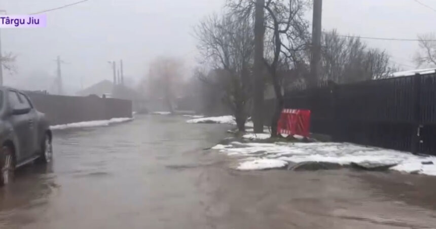 video inundatii la targu jiu localnicii acuza autoritatile primarul are varianta sa au iesit sa stranga cand au venit televiziunile 695d55ce3e2d3
