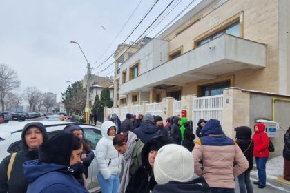 video mai multi parinti si elevi ai liceului din cobadin protesteaza in fata isj constanta sunt contestate modificarile aduse unitatii de invatamant 696a19a8411c2
