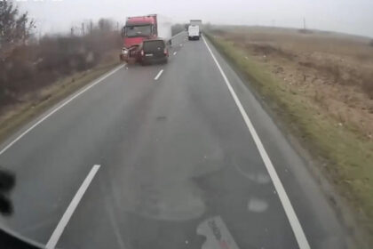 video momentul accidentului de pe dn6 soldat cu sapte morti microbuzul negru intra in plin intr un tir 6978bb8f771c0