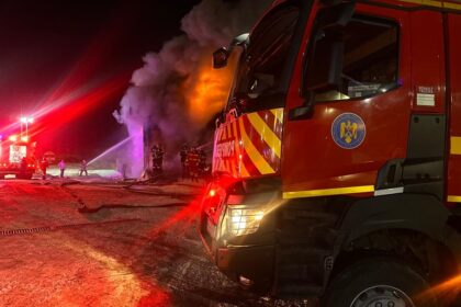 video o tinichigerie din tulcea cuprinsa de flacari pompierii intervin cu autospecialele de stingere de capacitate mare 69652bba247d4