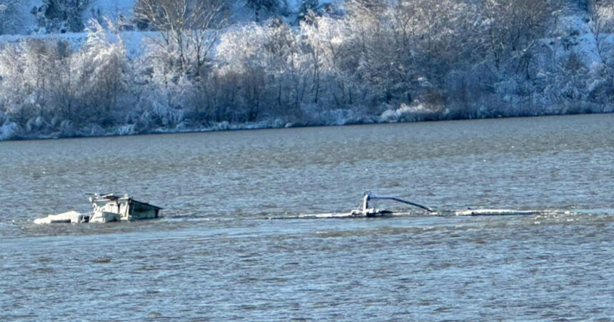 video pericol de poluare pe dunare o barja cu peste 1 100 de tone de ingrasamant chimic s a scufundat la zimnicea 69661c6c58742