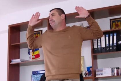 video primarul din giurgiu anchetat dupa ce a trimis poze indecente unei minore se apara spunand ca nu stia varsta ei mesajele il contrazic 6968a340ab9c1