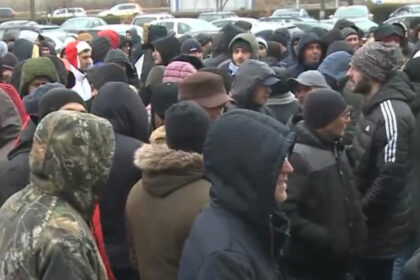 video protest cu sute de angajati la rafinaria petromidia motivul pentru care salariatii au iesit in strada si ce s a discutat la negocieri 697cb702cff35