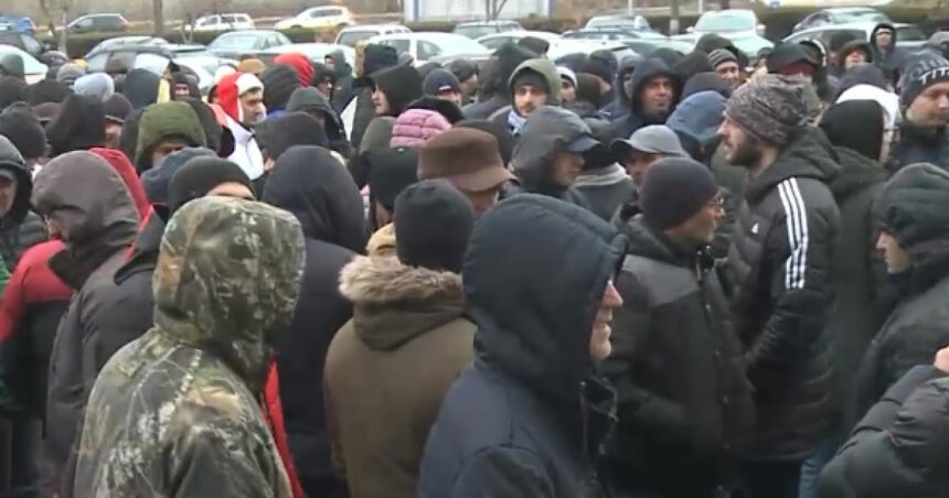 video protest cu sute de angajati la rafinaria petromidia motivul pentru care salariatii au iesit in strada si ce s a discutat la negocieri 697cb702cff35