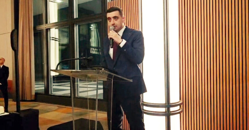 video simion a taiat un tort in forma groenlandei acoperit cu steagul sua la o receptie unde a fost premiat pentru apararea democratiei 6970eb228771f