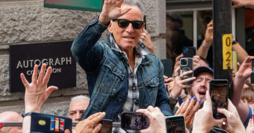 video streets of minneapolis cantecul lansat de bruce springsteen ca omagiu pentru victimele ice din orasul american 697cffc4179aa