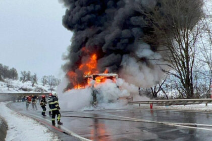 video un autocar cu aproape 50 de oameni a luat foc pe o sosea din mures pompierii au intervenit pentru stingerea flacarilor 69626aaaa3278
