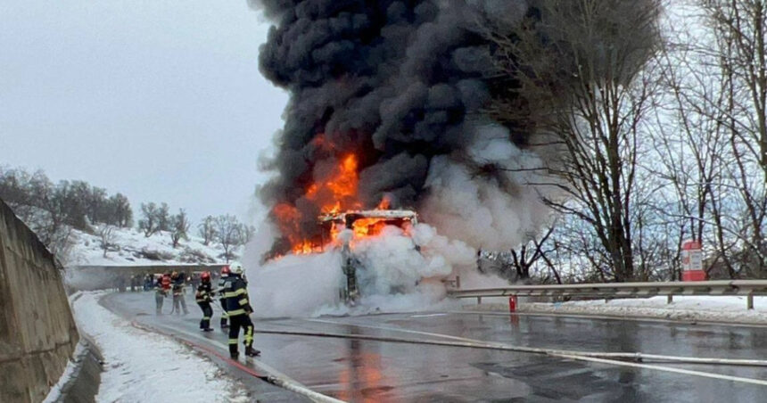 video un autocar cu aproape 50 de oameni a luat foc pe o sosea din mures pompierii au intervenit pentru stingerea flacarilor 69626aaaa3278