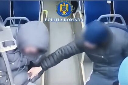 video un barbat a adormit in autobuz iar cand s a trezit nu mai avea ceasul la mana tanar incatusat 696a324f12f97