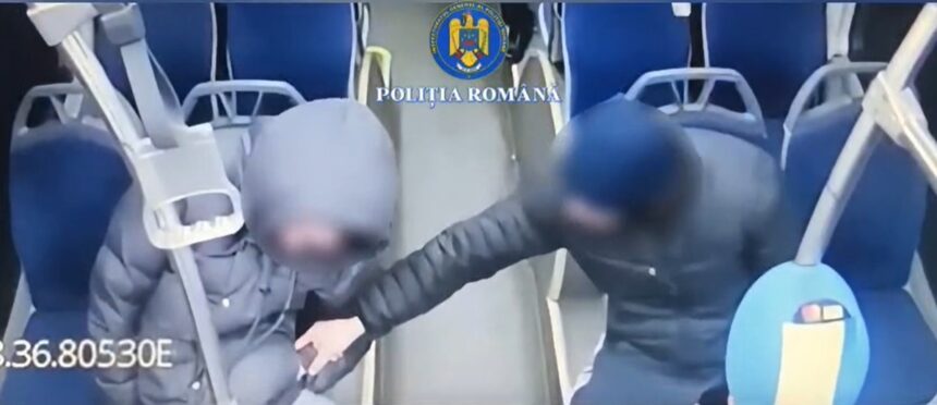 video un barbat a adormit in autobuz iar cand s a trezit nu mai avea ceasul la mana tanar incatusat 696a324f12f97