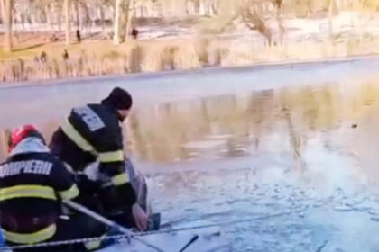video un nepalez a sarit primul in lacul inghetat intr un parc din craiova pentru a salva o fetita de 5 ani 696c97b0449a0