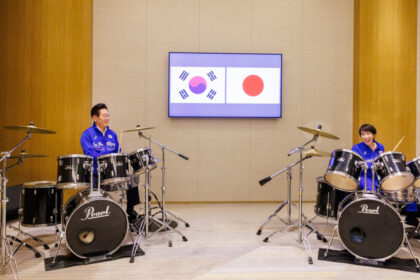 videofoto diplomatie pe ritmuri de k pop liderii japoniei si coreei de sud au cantat impreuna la tobe 6969092a1a4ac