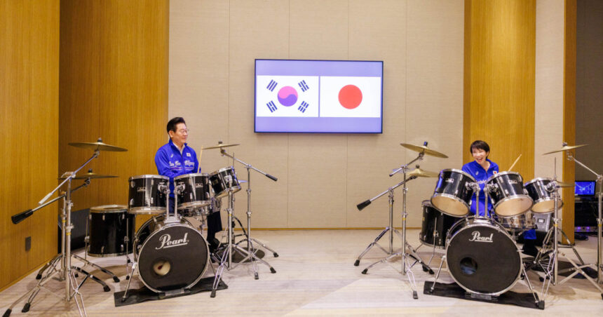 videofoto diplomatie pe ritmuri de k pop liderii japoniei si coreei de sud au cantat impreuna la tobe 6969092a1a4ac