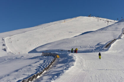 zeci de turisti stau la coada sa ajunga la partiile de schi din bucegi avertismentul administratorilor 697e211fd8f17