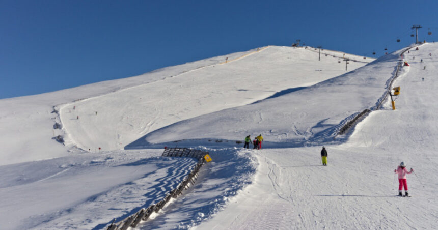 zeci de turisti stau la coada sa ajunga la partiile de schi din bucegi avertismentul administratorilor 697e211fd8f17