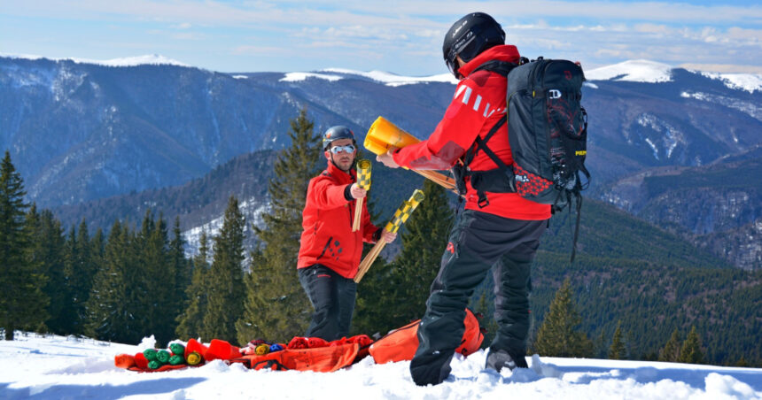 125 de apeluri pentru salvamont in 24 de ore 130 de persoane salvate unele cu elicopter smurd 69919a66cd7ac