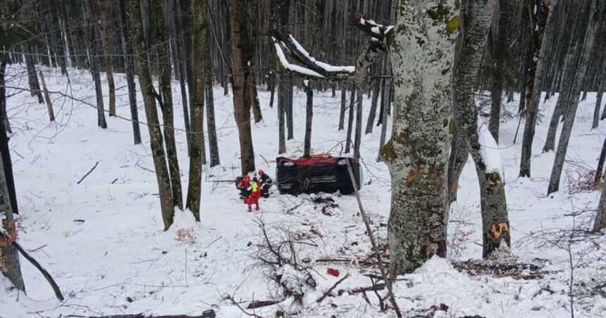 accident in prahova pe dn1a trei tinere ranite dupa ce masina lor s a rasturnat intr o prapastie 69874313be116