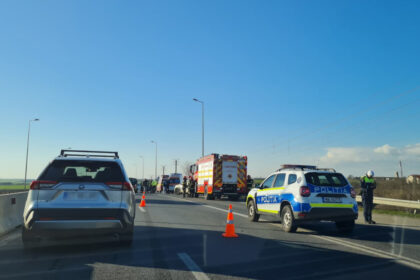 accident pe a4 in zona intrarii pe a2 un autoturism a intrat in parapet 6999c7ff67a1d