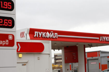 activele lukoil sunt vizate de cel putin alte doua companii in pofida acordului cu carlyle cu siguranta nu e o afacere incheiata 6984e65950a77