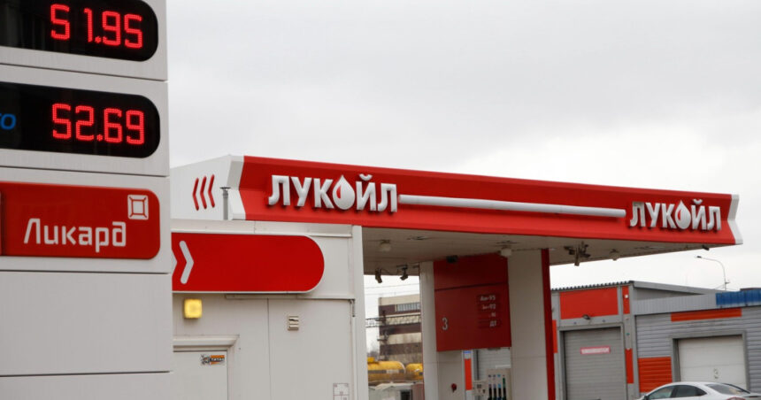activele lukoil sunt vizate de cel putin alte doua companii in pofida acordului cu carlyle cu siguranta nu e o afacere incheiata 6984e65950a77