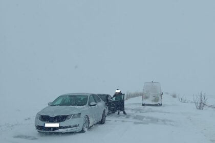 autoritatile in alerta 3 microbuze si doua autoturisme blocate pe dn2a intre saraiu si topolog 6995badc699a0