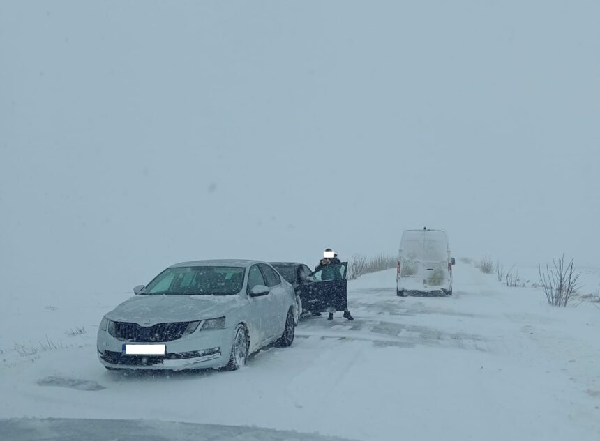 autoritatile in alerta 3 microbuze si doua autoturisme blocate pe dn2a intre saraiu si topolog 6995badc699a0