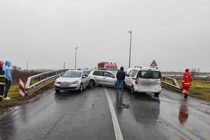 carambol cu patru masini implicate pe dn 2b doua victime transportate la spital traficul este blocat 6991aa466a050
