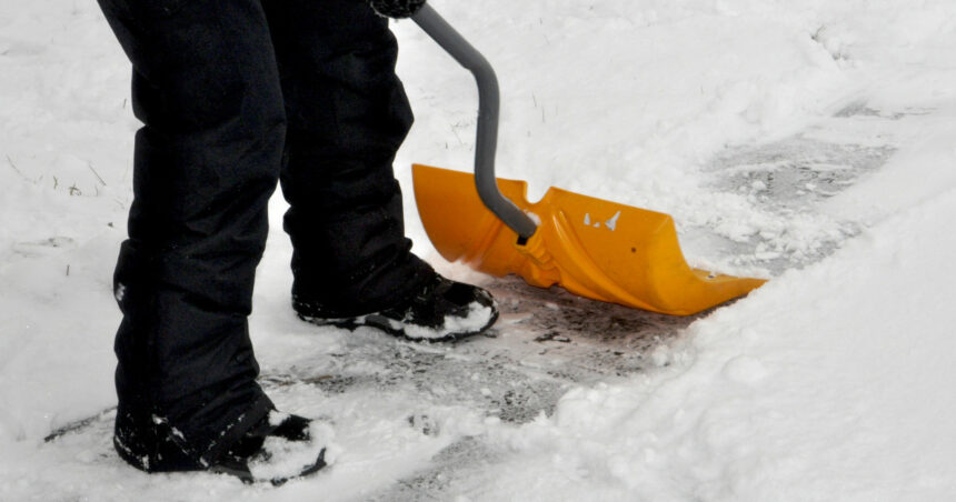 ce amenzi risti daca nu cureti zapada de pe trotuarul din fata blocului sanctiuni pentru locatarii care o muta pe carosabil 699595d16dcfe