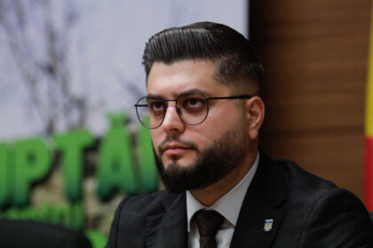 cine conduce primaria sectorului 3 cat timp negoita e suspendat din functie detalii din cv ul lui adrian marian cocos 6986183088096