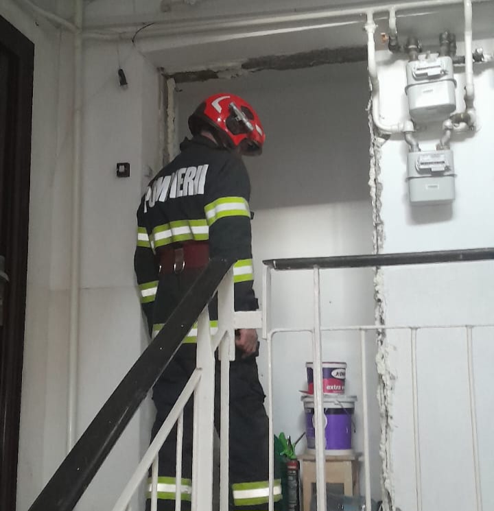 cine este barbatul gasit decedat pe o copertina de la etajul doi al unui bloc din zona stadion 698075a7630fb