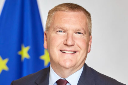 comisarul european michael mcgrath in vizita la bucuresti discutii astazi cu bolojan toiu si marinescu despre statul de drept 698d81355b762