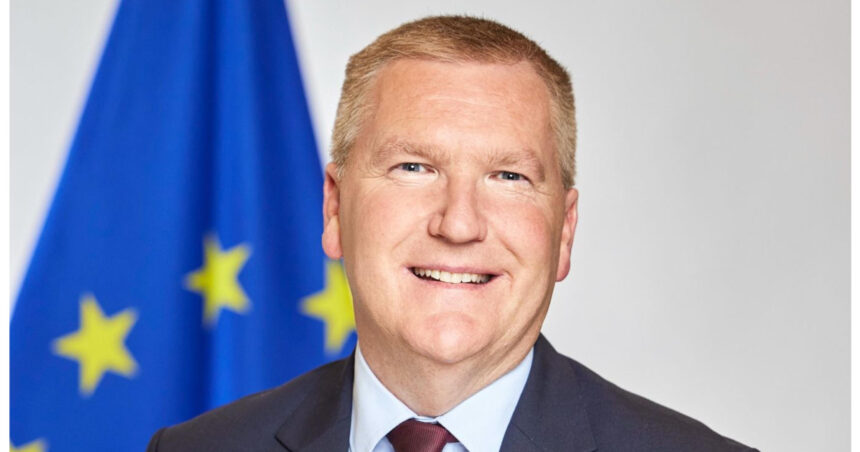 comisarul european michael mcgrath in vizita la bucuresti discutii astazi cu bolojan toiu si marinescu despre statul de drept 698d81355b762