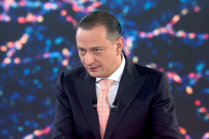 daniel baluta o gramada de oameni cand aud de domnul bolojan fug la fel cum fugeau de jupuitu in morometii cand venea sa ia fonciirea 699076a3d8b12