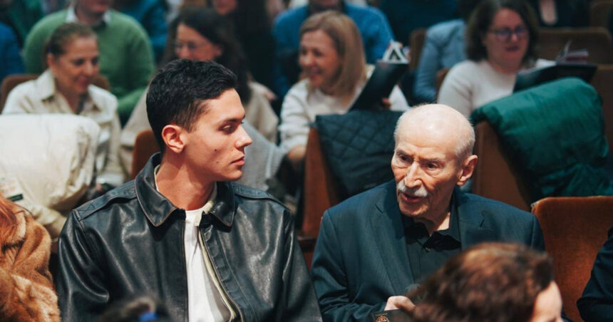 david popovici s a intalnit cu victor rebengiuc intamplator la un spectacol in bucuresti recunoscator pentru acest moment 698dbae188dde