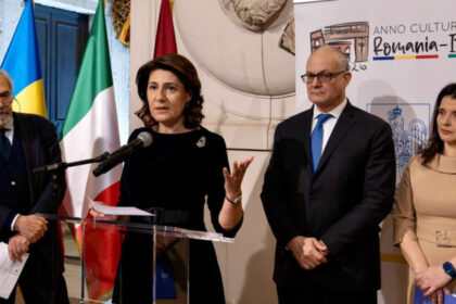 distinctie acordata ambasadorului romaniei in italia la inaugurarea unei expozitii dedicate lui brancusi la mercati di traiano 699b33b770b84