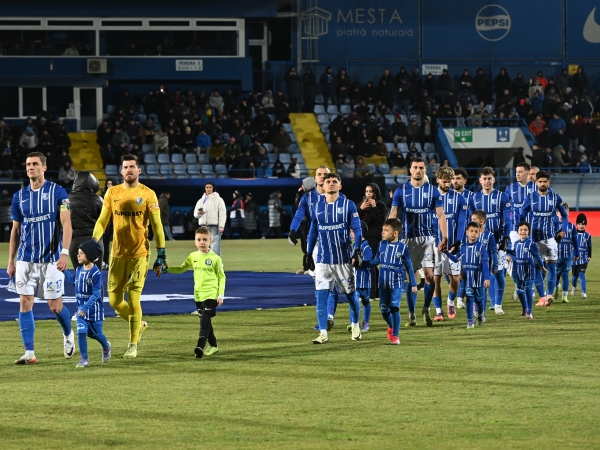 farul incearca sa iasa din pasa proasta cu un succes in fata rapidului 69922328cd9f2