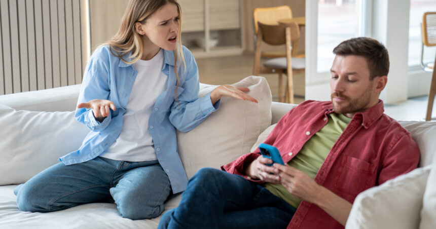 fenomenul phubbing semnal de alarma in era digitala psihologii avertizeaza creste frustrarea si favorizeaza conflictele 6986dd0fe59e7