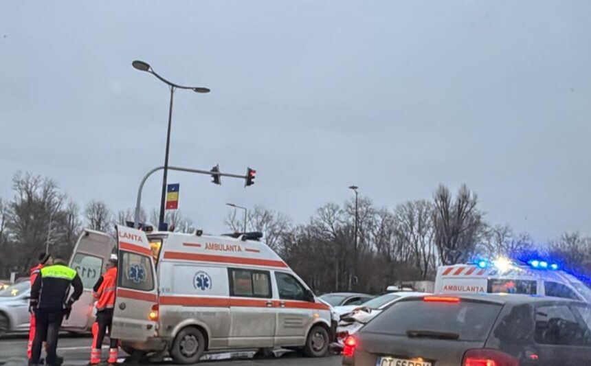 foto accident intre o ambulanta saj si o masina in zona garii constanta pacienta in stare critica preluata de alt echipaj 699411fbd763c