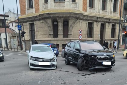 foto doua autoturisme s au ciocnit in intersectia de la teatrul de stat constanta 69a178edd9618