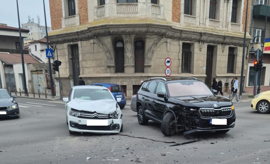 foto doua autoturisme s au ciocnit in intersectia de la teatrul de stat constanta 69a178edd9618