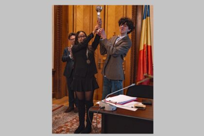 foto elevii de la colegiul national mircea cel batran din constanta calificati in finala dezbaterilor cambridge union schools romania vor vorbi de la acelasi pupitru la care s a aflat bill gates 699da3c96a644